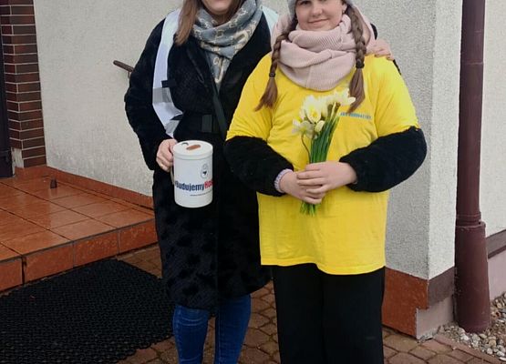 Wolontariusze kwestują przy kościele