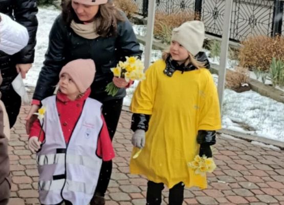 Wolontariusze kwestują przy kościele