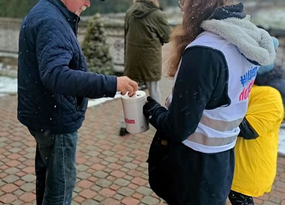 Wolontariusze kwestują przy kościele