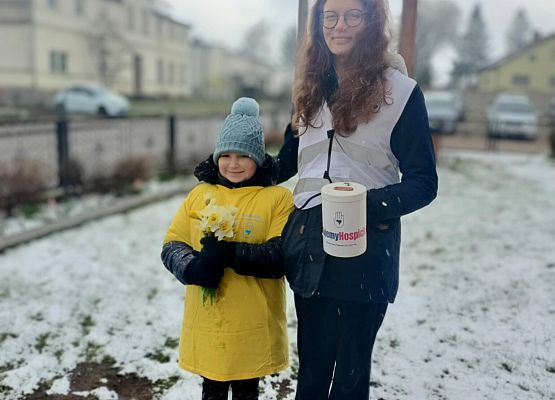 Wolontariusze kwestują przy kościele