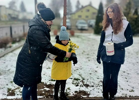 Wolontariusze kwestują przy kościele