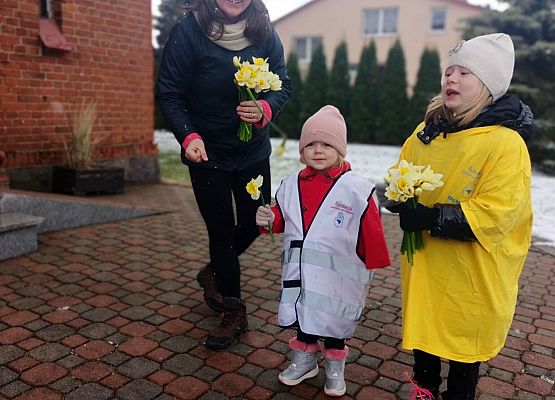 Wolontariusze kwestują przy kościele