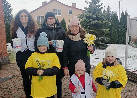 Wolontariusze kwestują przy kościele