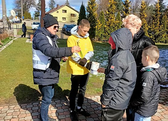 Wolontariusze kwestują przy kościele