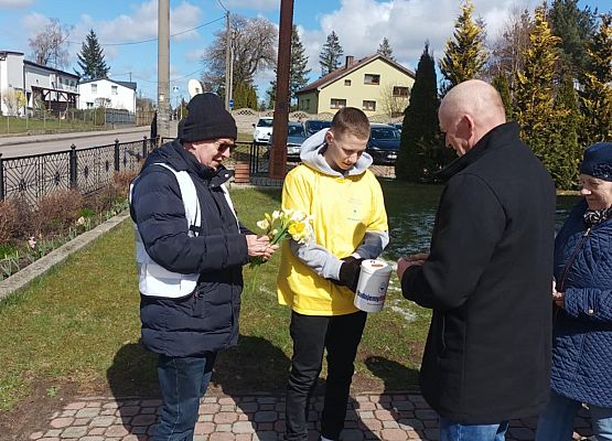 Wolontariusze kwestują przy kościele
