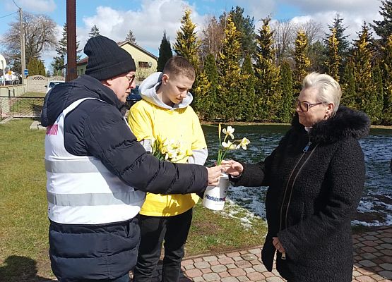 Wolontariusze kwestują przy kościele