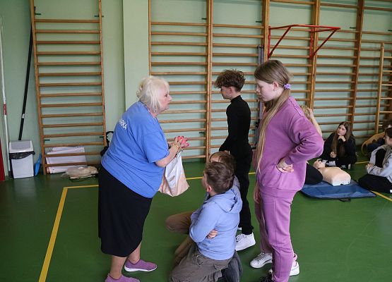 uczniowie w obecności pani pielęgniarki udzielają pierwszej pomocy