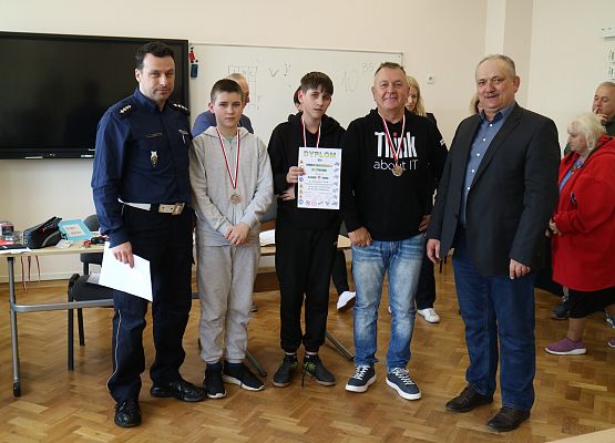 uczestnicy turnieju z dyplomem