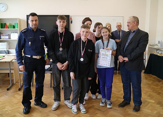 uczestnicy turnieju z dyplomem