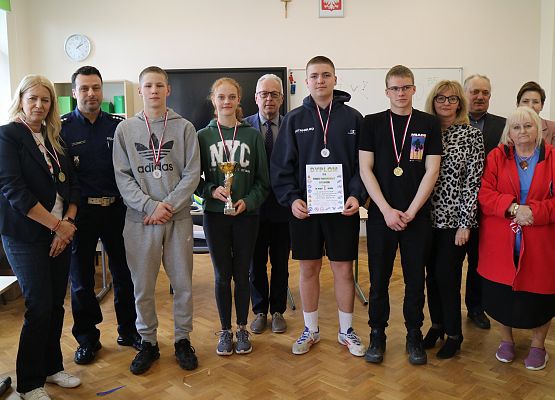 zwycięska drużyna turnieju z organizatorami