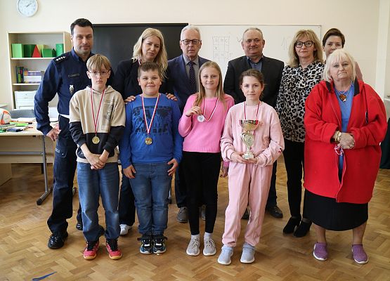 zwycięska drużyna turnieju z organizatorami