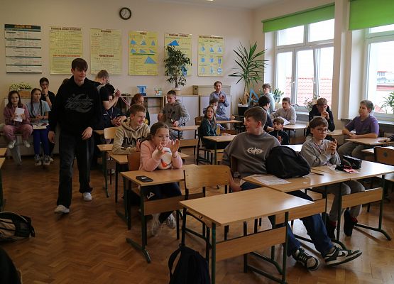 uczniowie w trakcie wręczania nagród