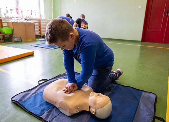 uczniowie w obecności pani pielęgniarki udzielają pierwszej pomocy
