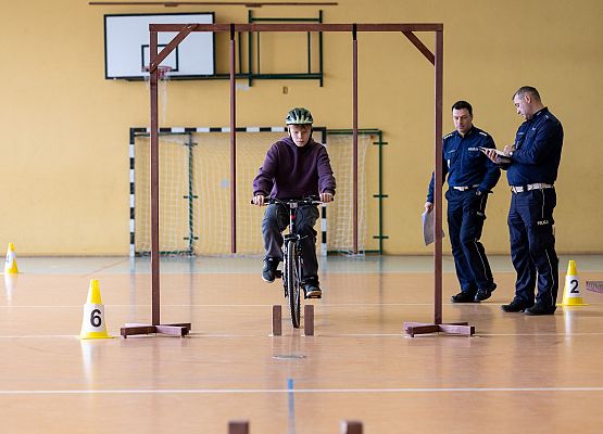 uczeń na rowerze wykonuje zadanie