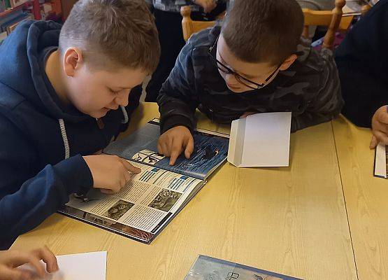 Chłopcy szukają informacji