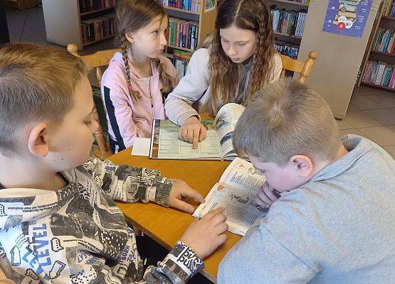 Dzieci pracują z książkami