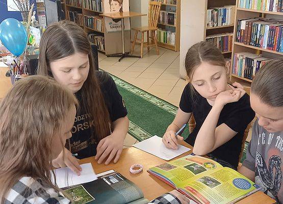 Uczennice czytają książki