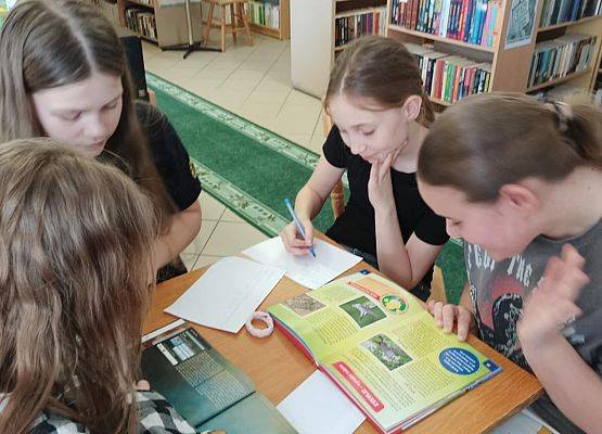 Uczennice robią notatki