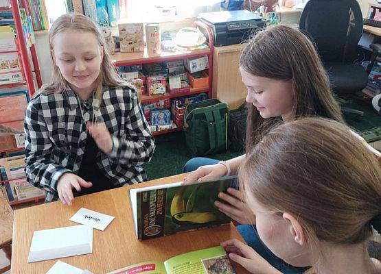 Uczennice robią notatki