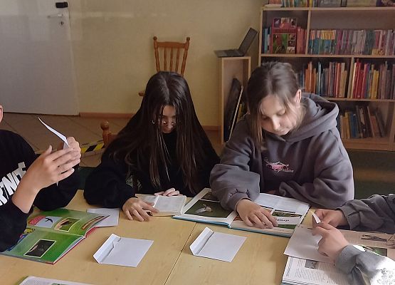 Uczennice szukają informacji