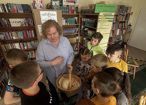 uczniowie klasy II oglądają ptasie jaja