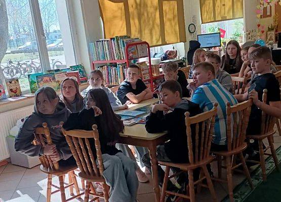 Uczniowie oglądają prezentację