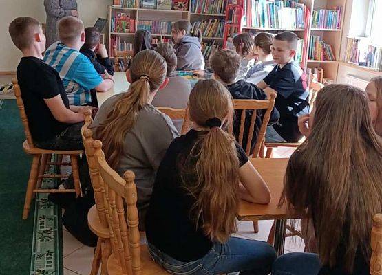 Uczniowie oglądają prezentację