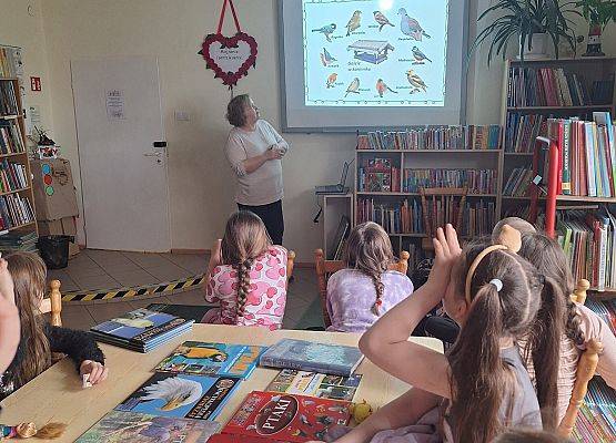 Uczniowie oglądają prezentację