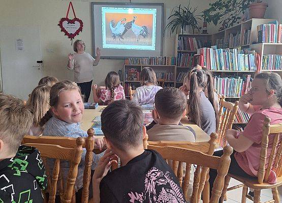 Uczniowie poznają ptaki wiosenne