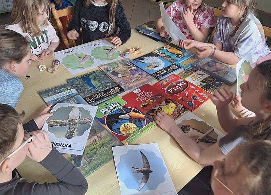 Uczniowie rozwiązują zadania