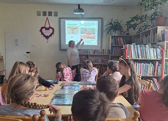 Uczniowie słuchają i oglądają