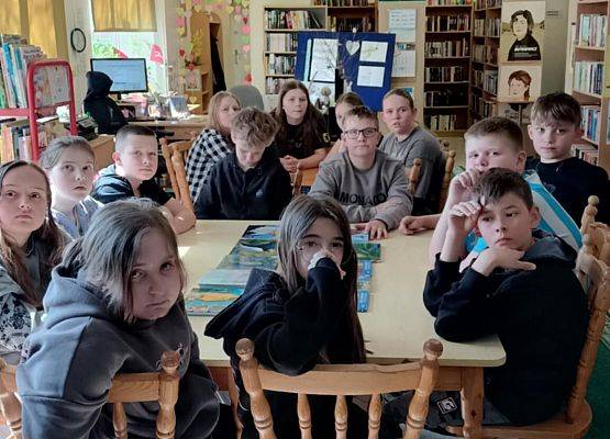 Uczniowie słuchają