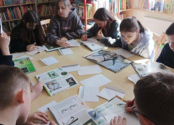 Uczniowie szukają iformacji