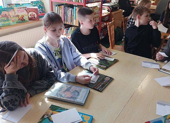 Uczniowie wykonują zadania