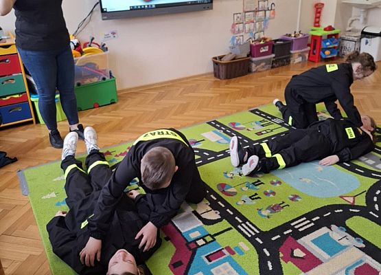 członkowie MDP pokazują jak sprawdzić przytomność osoby poszkodowanej