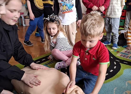 przedszkolaki podczas zajęć z pierwszej pomocy