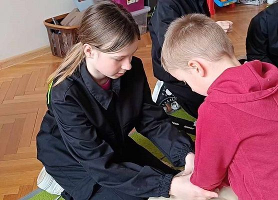 przedszkolaki podczas zajęć z pierwszej pomocy