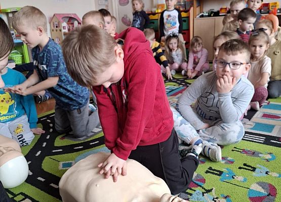 przedszkolaki podczas zajęć z pierwszej pomocy