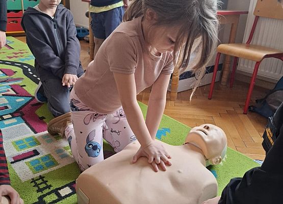 przedszkolaki podczas zajęć z pierwszej pomocy