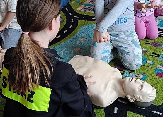 przedszkolaki podczas zajęć z pierwszej pomocy