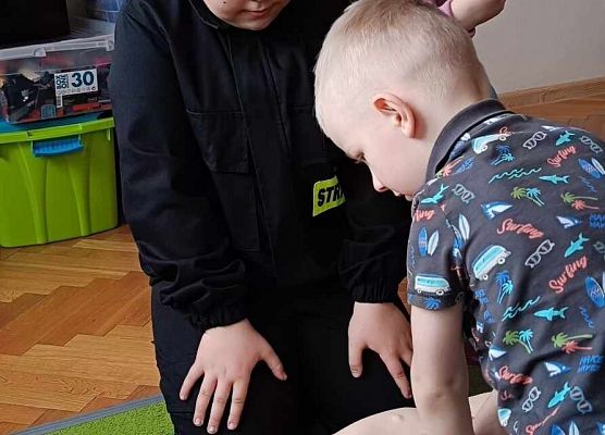 przedszkolaki podczas zajęć z pierwszej pomocy