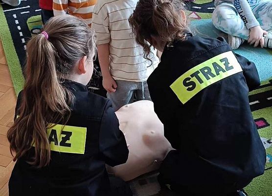 przedszkolaki podczas zajęć z pierwszej pomocy