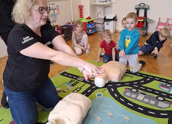 opiekunka MDP pokazuje jak prawidłowo ułożyć ręce podczas ucisku klatki