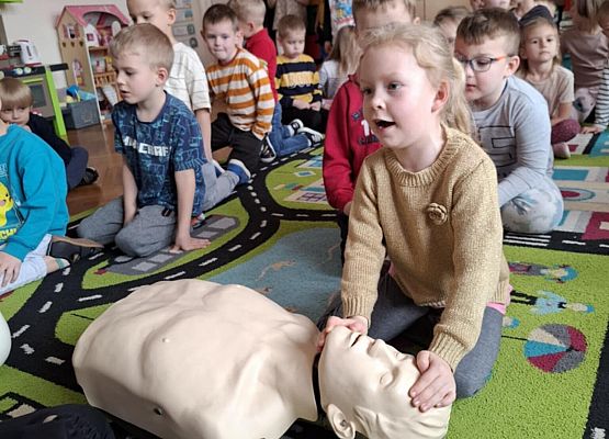 przedszkolaki podczas zajęć z pierwszej pomocy