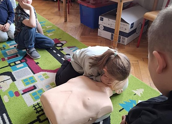 przedszkolaki uczą się wykonywać prawidłowe wdechy ratownicze