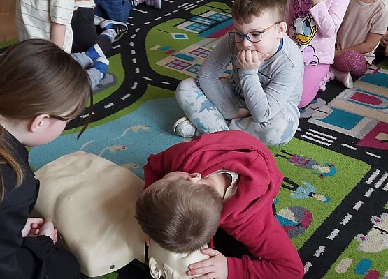 przedszkolaki uczą się sprawdzać oddech
