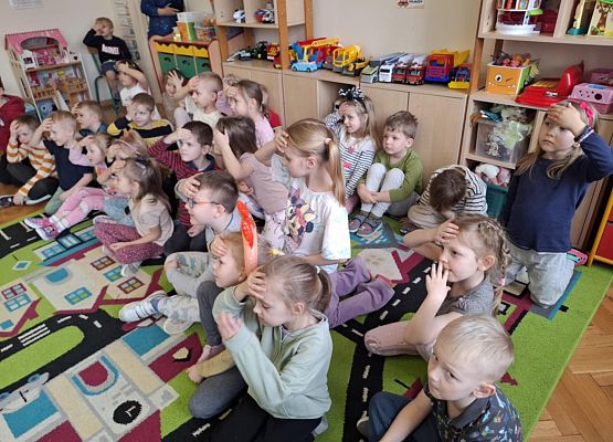 przedszkolaki podczas zajęć z pierwszej pomocy