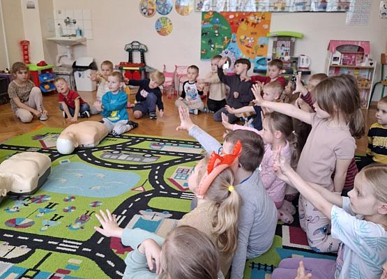 przedszkolaki podczas zajęć z pierwszej pomocy