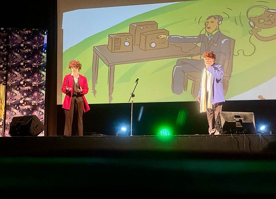 aktorzy występują na scenie