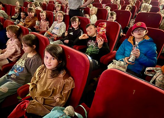 uczniowie podczas spektaklu